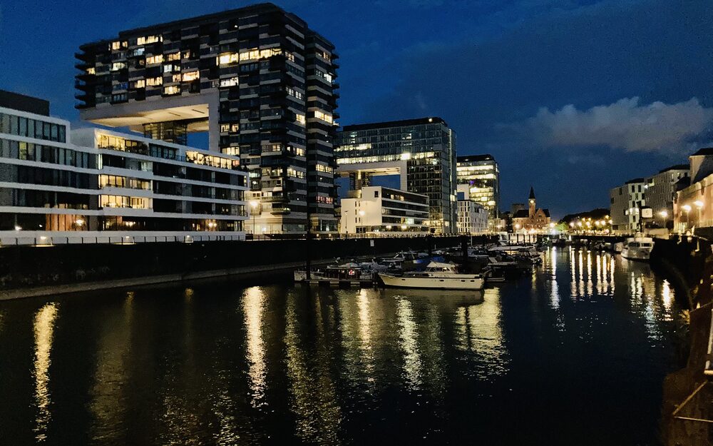 Moderne Wohngebäude am Hafen bei Nacht